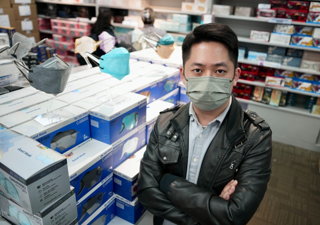  难忘员工携巨款到南韩一罩难求， 李秉峰的起心肝开口罩厂。苏正谦摄
