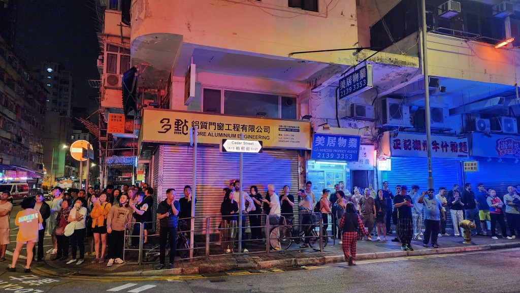 約33人疏散至安全地方。 約33人疏散至安全地方。