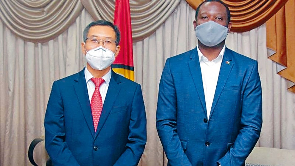 ■中國駐圭亞那臨時代辦陳錫來（左），會見圭亞那外長。