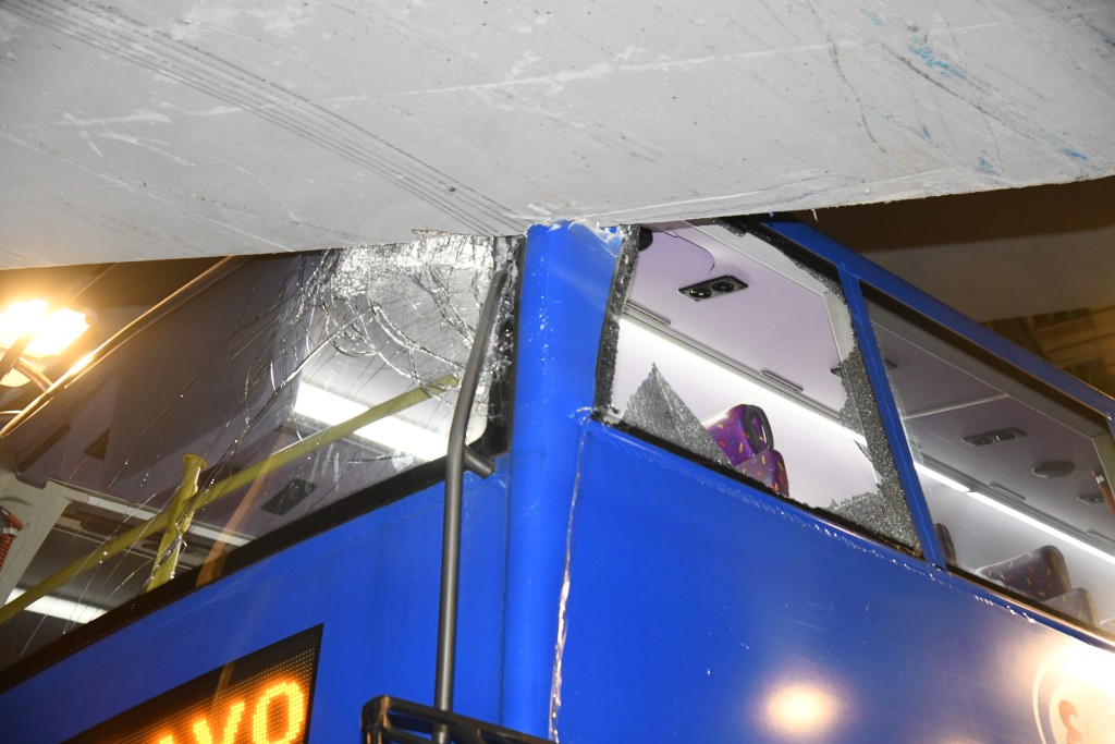 巴士左边车顶损毁，上层车头车窗碎裂。李家杰摄