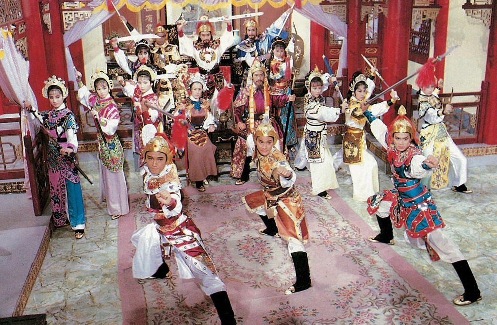 李国麟（第四排左一）1975年已经入行，1985年有份演出《杨家将》饰演“杨三郎”。	