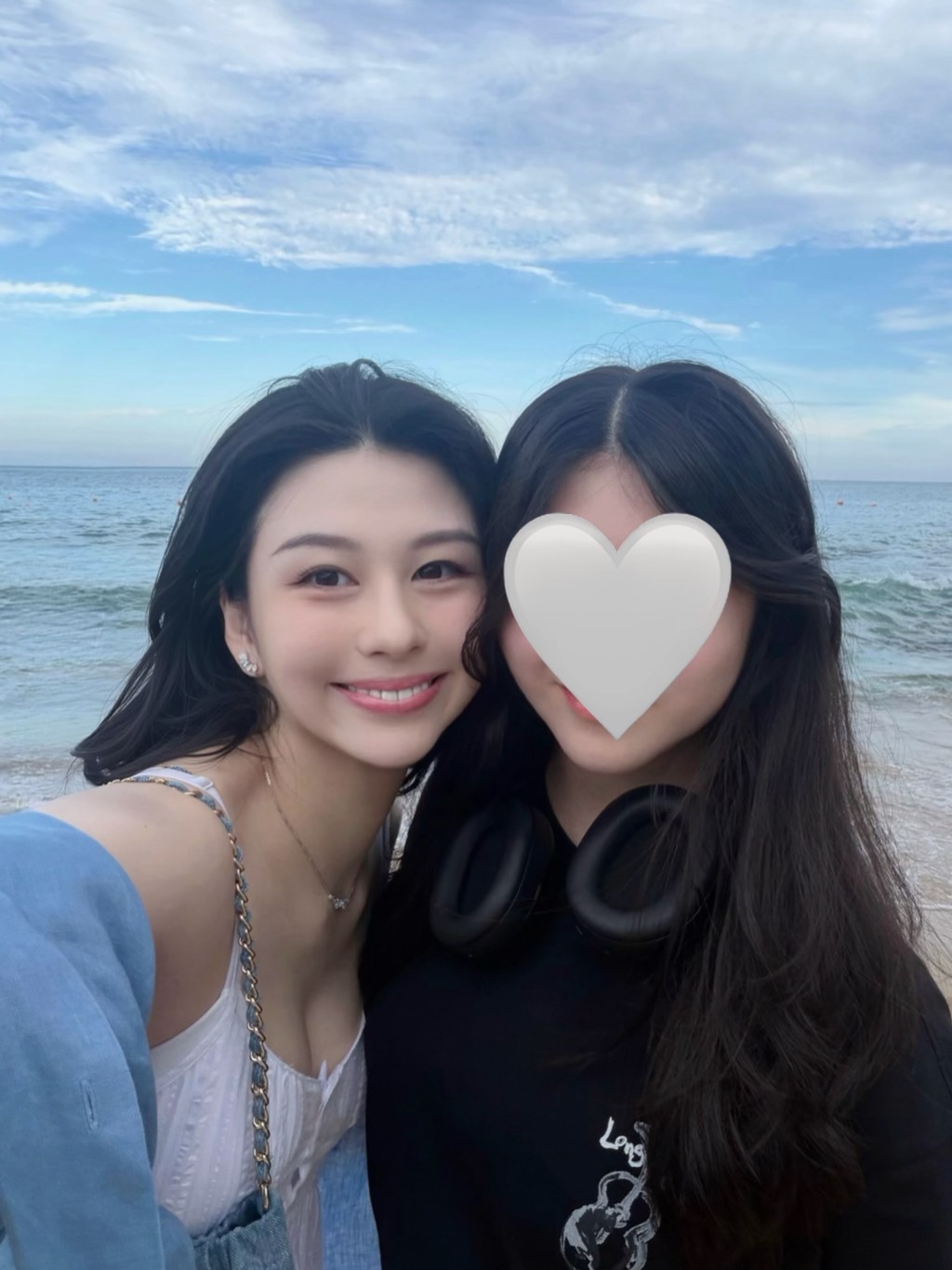 沈月刻意以「側身」的邪惡視角展現她恰到好處的上圍。 沈月刻意以「側身」的邪惡視角展現她恰到好處的上圍。