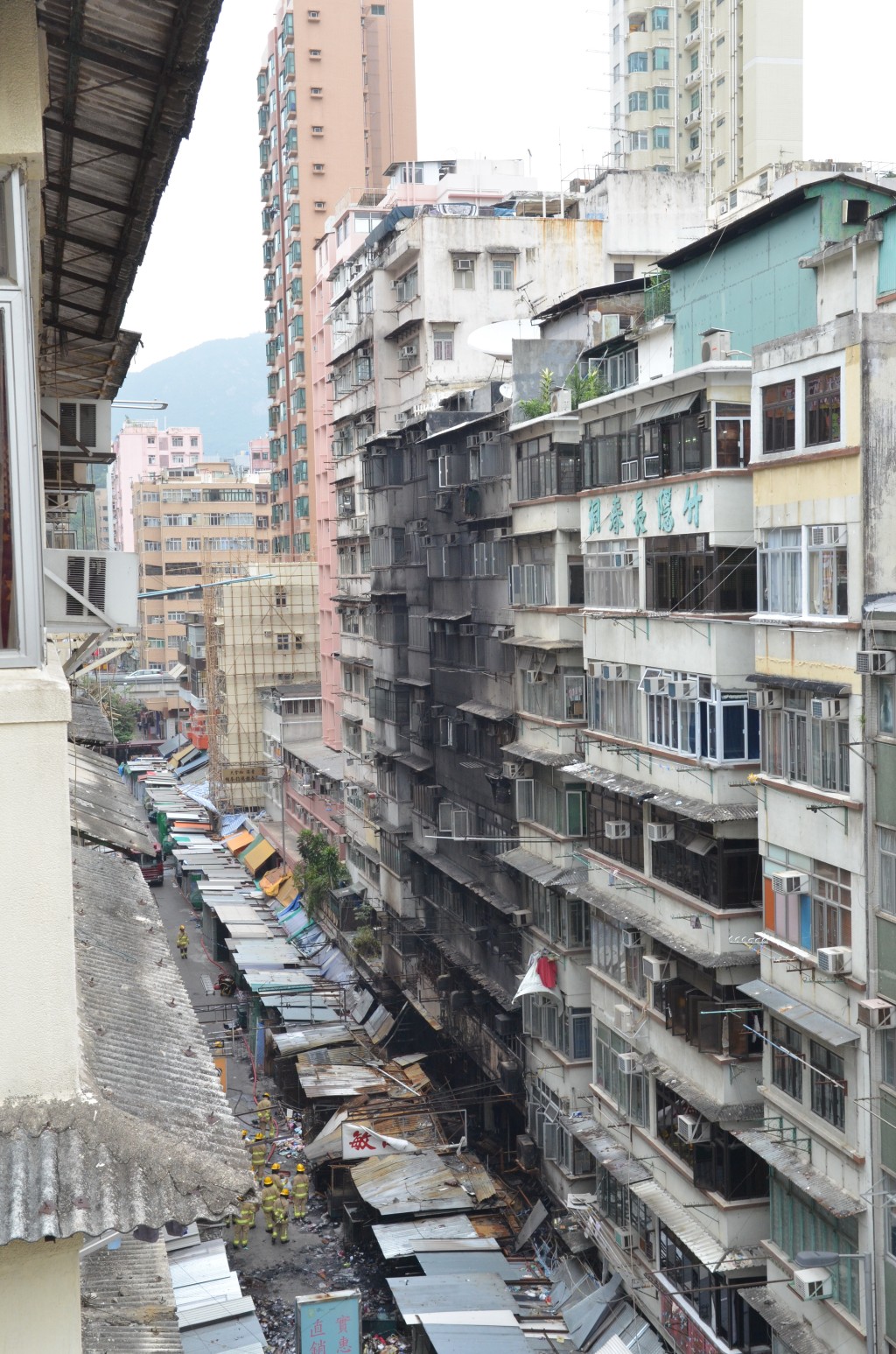 大火波及2座唐樓，濃煙形成「煙囪效應」，造成9死，34人受傷。資料圖片