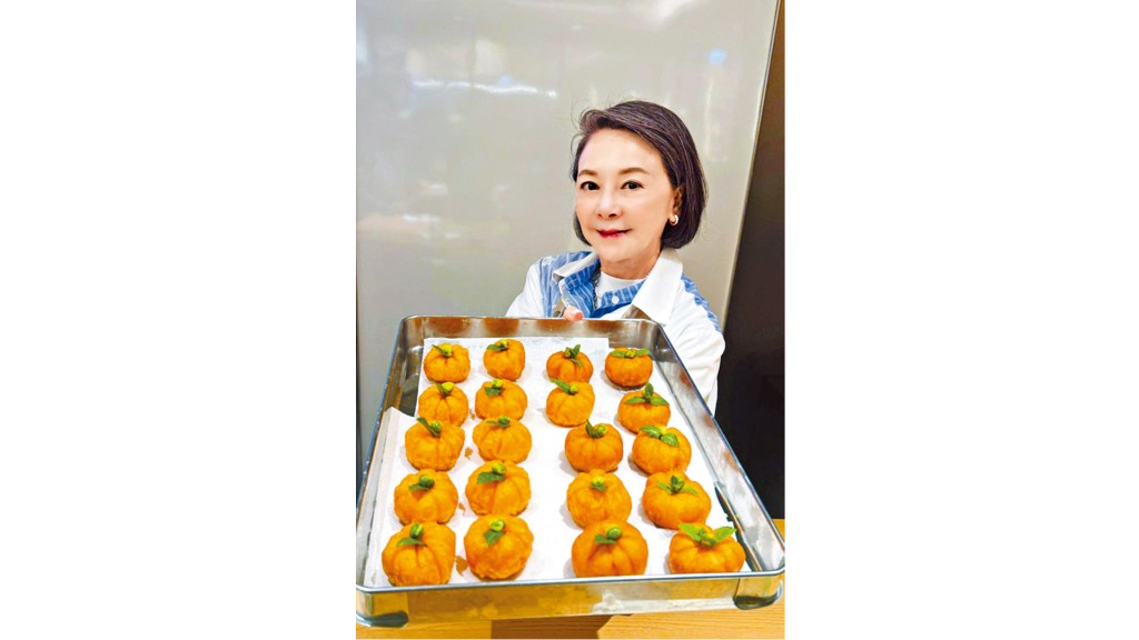 做一個小小的南瓜餃原來要經多重工序。