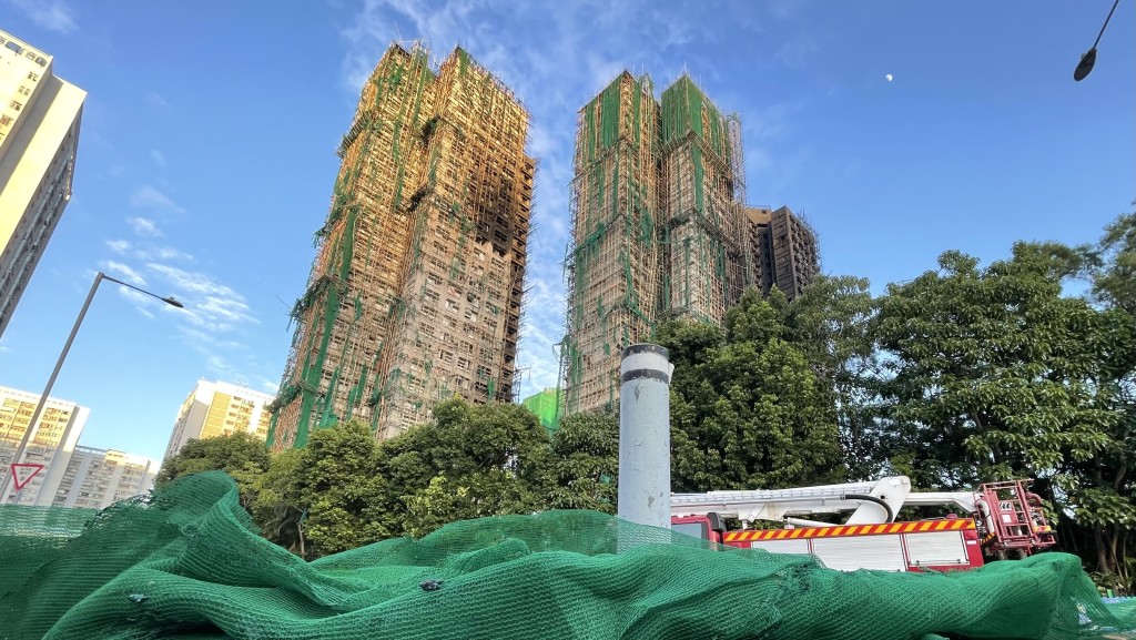 所有正進行大維修的樓宇,須在上周六(6日)或以前將棚網下架。 所有正進行大維修的樓宇,須在上周六(6日)或以前將棚網下架。