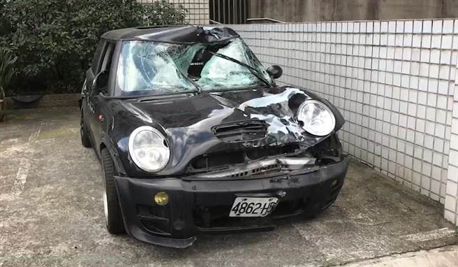 私家車嚴重損毀。