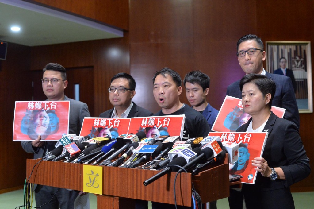 民主黨要求林鄭月娥下台。