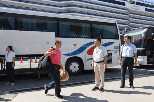 中國駐塞浦路斯使館工作人員在塞浦路斯利馬索爾港迎接從黎巴嫩撤離的中國僑民。 新華社