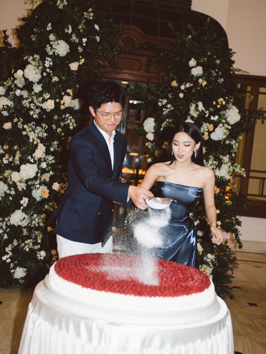 楊培琳與未婚夫Jay合力為巨型草莓蛋糕撒上糖霜，甜蜜爆燈。