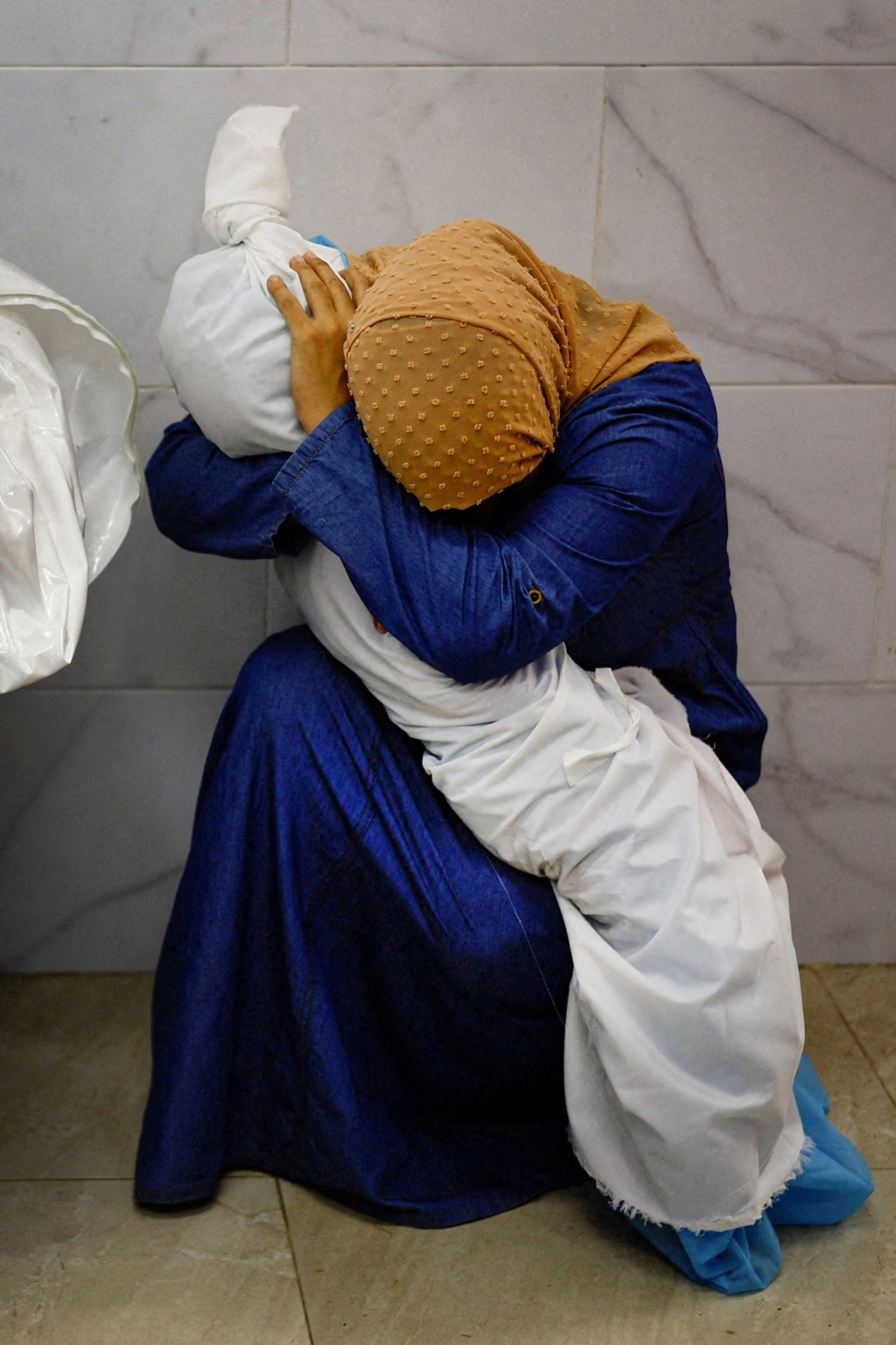 2024世界新闻摄影奖（WPP，又称荷赛奖）年度照片由路透社摄影师塞勒姆 (Mohammed Salem）拍摄，照片中一名加沙妇女抱着5岁姪女的尸体哭泣。 路透社