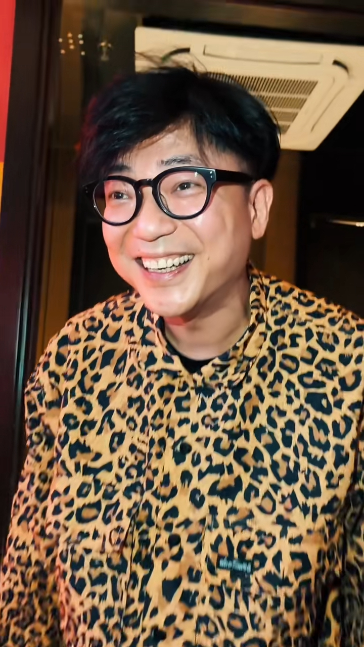 其後該名「美女」抬起頭,李國麟與金剛發現原來是老友趙永洪,便即刻露出無癮的表情。 其後該名「美女」抬起頭,李國麟與金剛發現原來是老友趙永洪,便即刻露出無癮的表情。