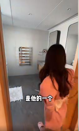 港漂靓妈月租6位数的香港星级豪宅上层，小朋友房间另有独立洗手间。