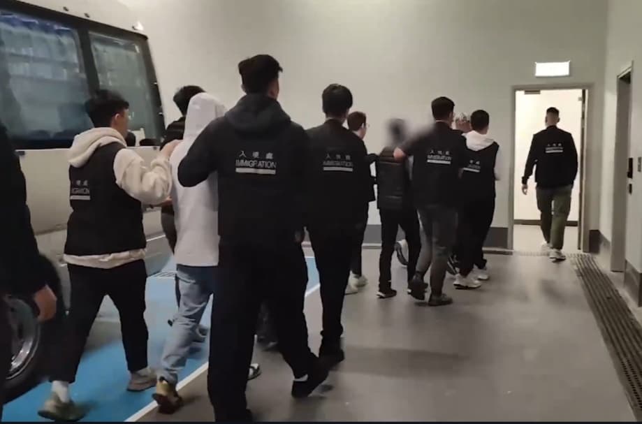 入境處特遣隊拘捕送外賣的非華裔「黑工」。 入境處特遣隊拘捕送外賣的非華裔「黑工」。
