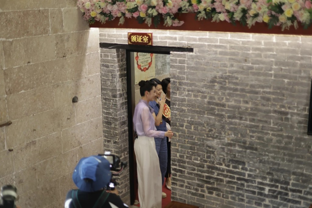 該名新娘在網上分享了結婚領證當天,遇見胡杏兒的經過。 該名新娘在網上分享了結婚領證當天,遇見胡杏兒的經過。