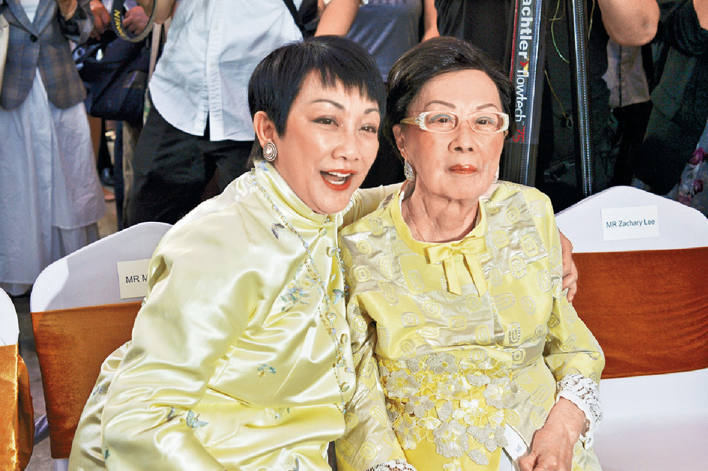 ■利蘊蓮在18年陪同母親利陸雁群晤傳媒。