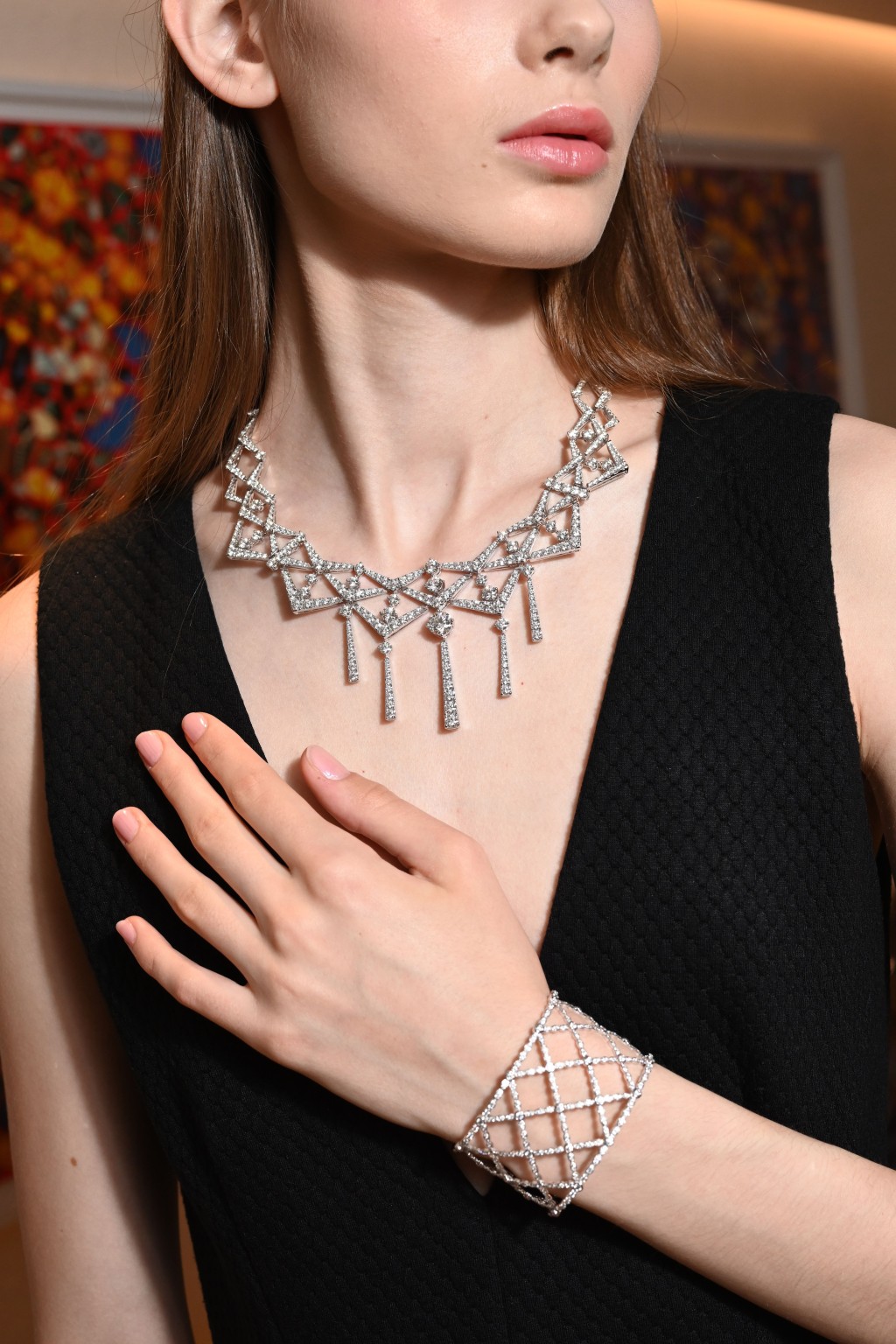 外形別具建築美感的Lorelei白金鑽石項鏈/$1,420,000、從喱士圖騰取材的Lorelei Lattice Diamond Intensive白金鑽石手鐲/$312,000。