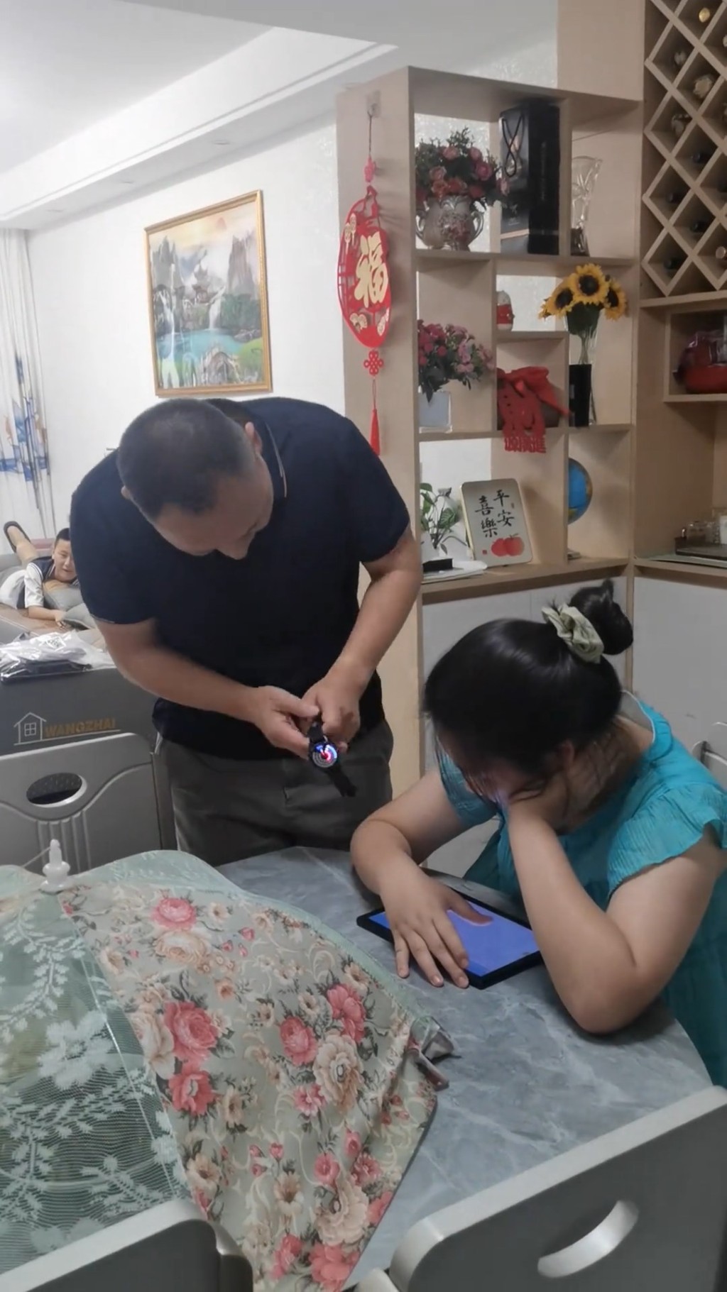 男子聲稱自己很喜歡該款手錶。抖音@一諾千66 男子聲稱自己很喜歡該款手錶。抖音@一諾千66