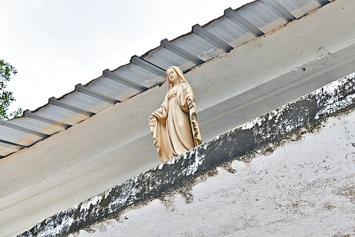 黃毛應村玫瑰小堂二樓外牆，設置了一尊聖母像。