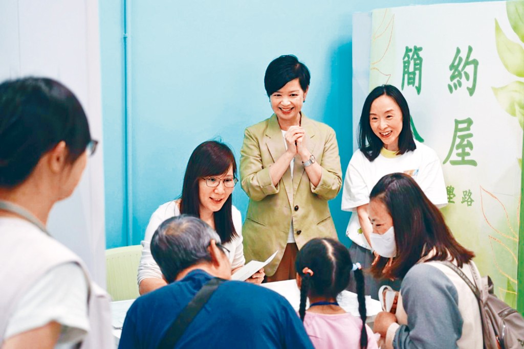 在何永賢見證下，居民完成入伙手續。