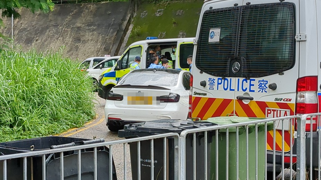 警方發現該車車牌與汽車登記資料不符。