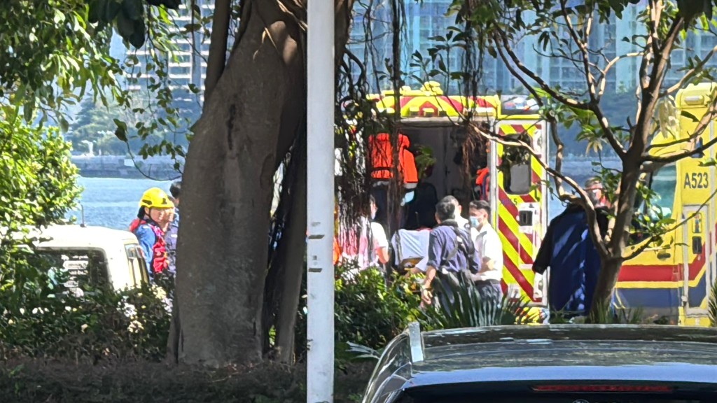 墮海男子被送往水警基地,再送院搶救。 墮海男子被送往水警基地,再送院搶救。