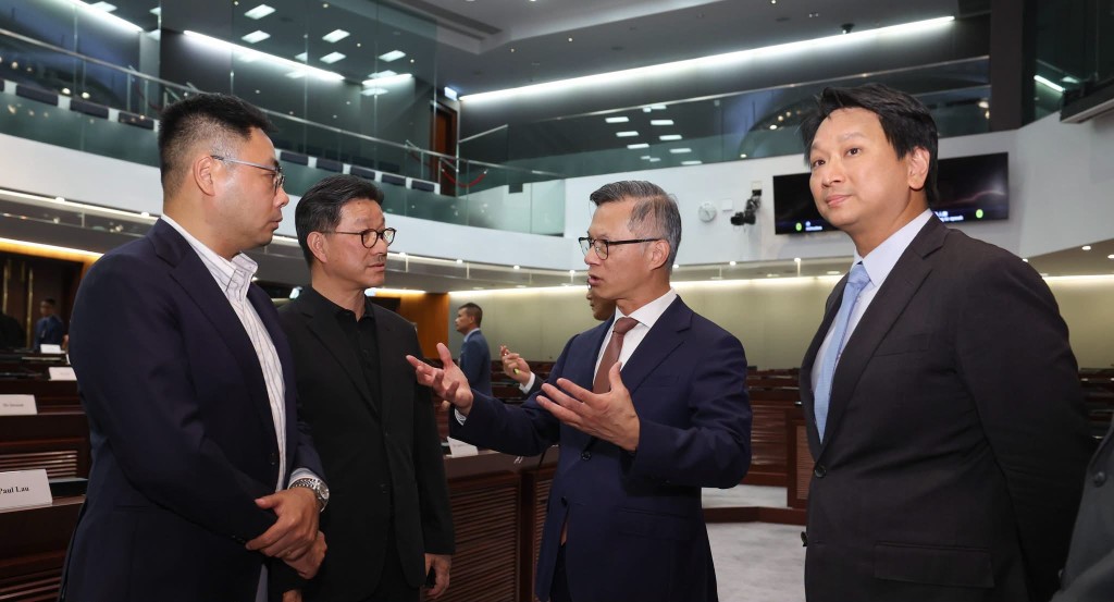 副廉政专员丘树春(右二)向邓家彪(右一)、叶傲冬(左一)及陈祖光(左二)简介「调查公职人员非法致富专业培训课程」和廉署最新的反贪工作。 副廉政专员丘树春(右二)向邓家彪(右一)、叶傲冬(左一)及陈祖光(左二)简介「调查公职人员非法致富专业培训课程」和廉署最新的反贪工作。