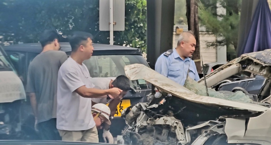 警方及驗車人員檢驗失事私家車。