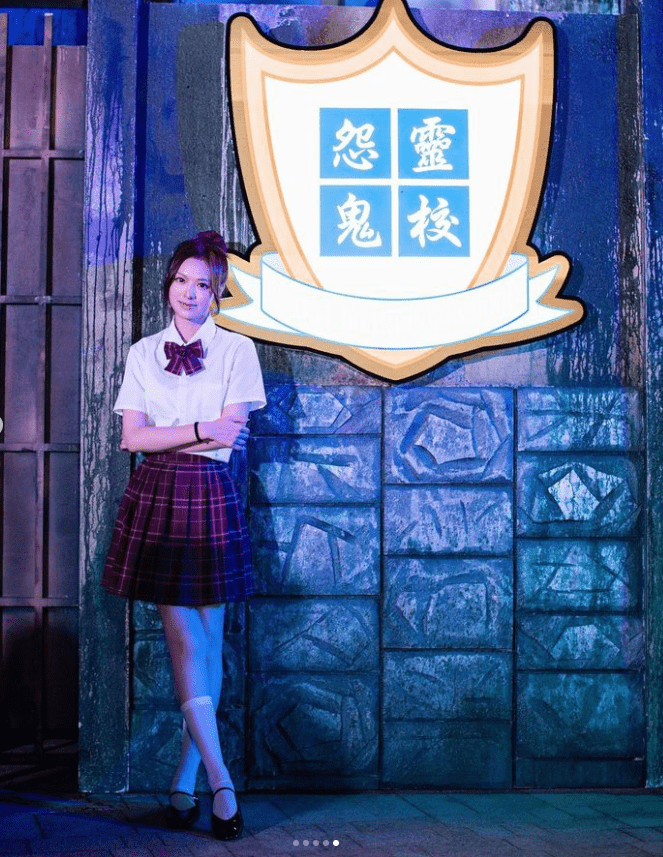 去年10月，冯盈盈穿校服并绑上蝴蝶结，表示：「校钟响起，系时候返学啦！我喺学校等你」。