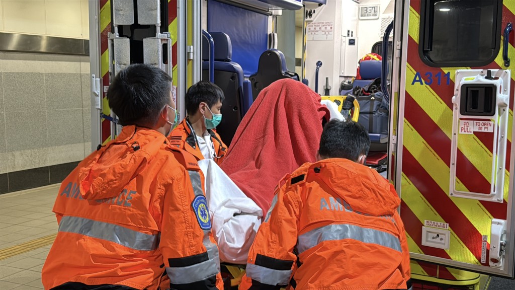 女住戶吸入濃煙不適送院治理。