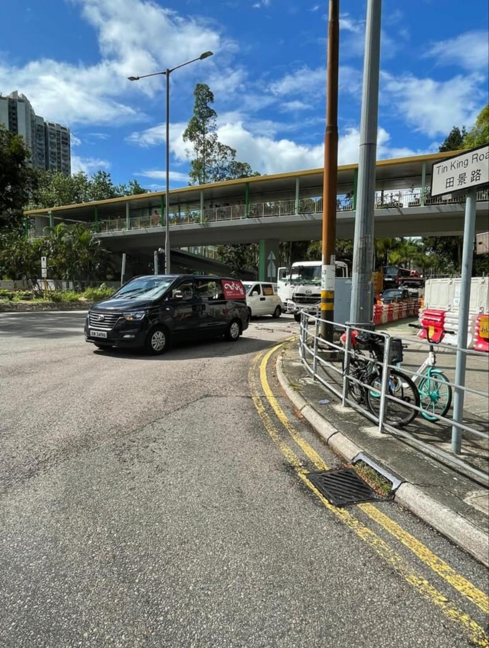 泥頭車撞客貨車車尾。網上圖片