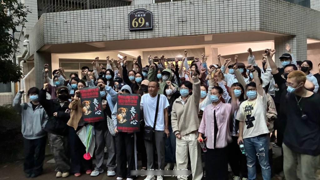 大批民眾到「打包哥」住所樓下,聲討其虐殺動物惡行。微博 大批民眾到「打包哥」住所樓下,聲討其虐殺動物惡行。微博