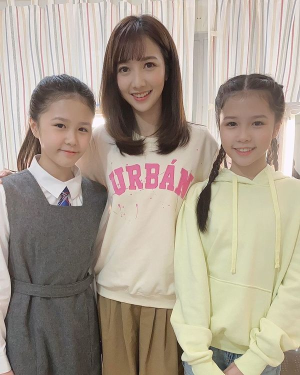鄭寶（左）和鄭貝（右）與何依婷合照。