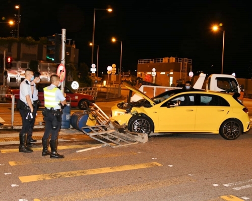 一輛平治私家車疑失控剷上行人過路處。