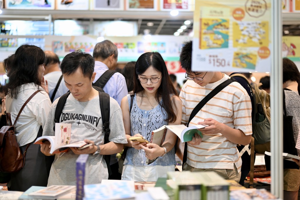 場內書籍種類較多,購買方便。劉駿軒攝 場內書籍種類較多,購買方便。劉駿軒攝