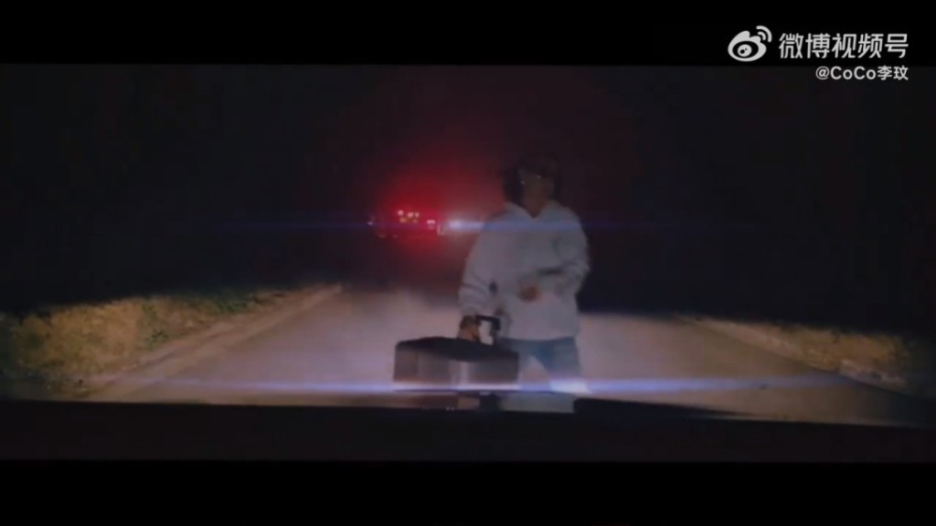 新歌預告片中，李玟拖著行李箱步上車。