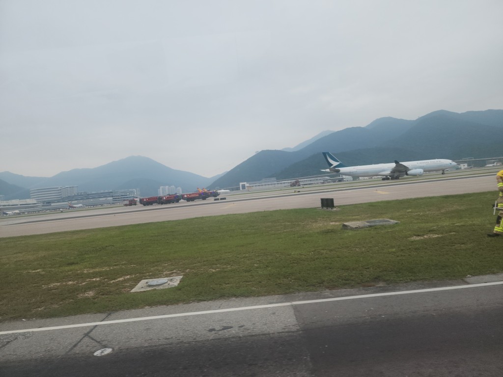 國泰航空一班由香港飛往印尼泗水的航機,在跑道滑行準備起飛時,機輪一度冒出火花,多輛消防車到場戒備。網上圖片 國泰航空一班由香港飛往印尼泗水的航機,在跑道滑行準備起飛時,機輪一度冒出火花,多輛消防車到場戒備。網上圖片