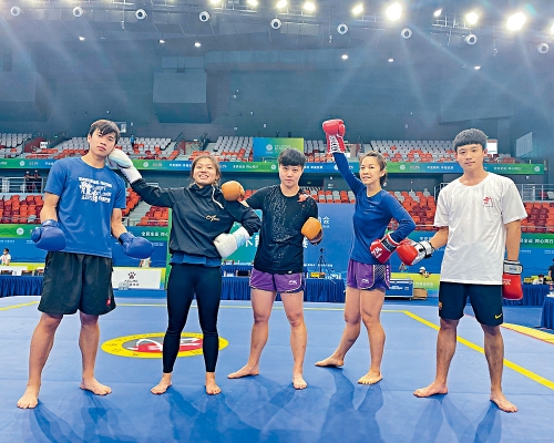 曾海兰（右二）今晚七时半伙拍队友出征女团十六强，硬撼湖北，