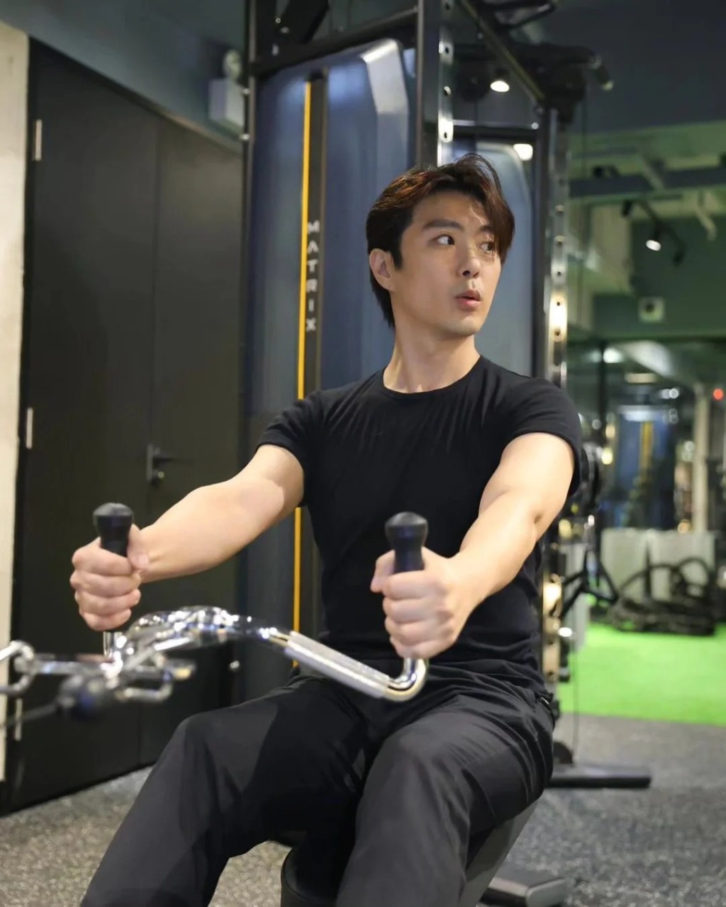 张景淳经常去自己投资的健身室做gym，因而出现在屯门亦是很合理。