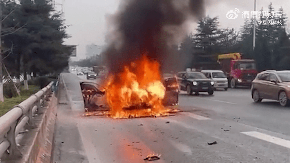西安一新能源車當街自燃，火勢猛烈。