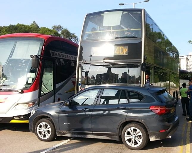 一輛九巴和七人車早上八時許於龍翔道近天馬苑相撞。網上圖片