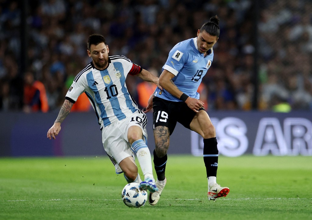 美斯在刚轮国际赛期曾带领阿根廷斗乌拉圭，纽尼斯攻入1球率队赢1:0，球王对他赞不绝口。路透社