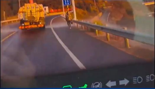 溫州有洗街車灑水時會避開「阿Sir」但無視路人，遭外界批評雙重標準。抖音