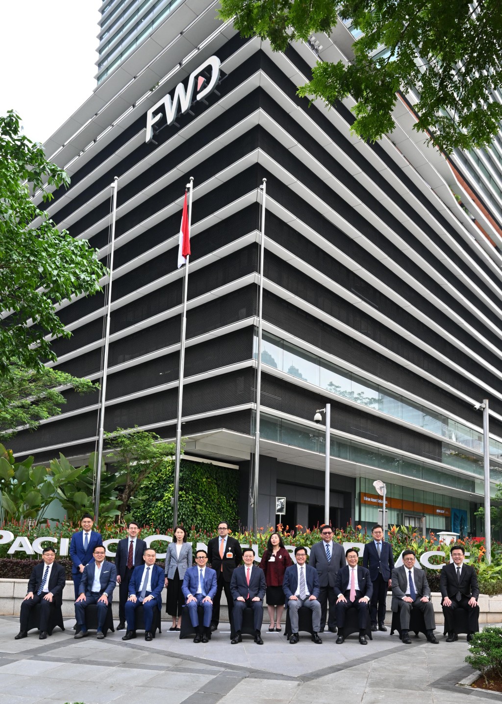 李家超（前排中）與特區代表團在印尼雅加達參觀香港保險企業富衛集團設在當地的辦事處。政府新聞處圖片