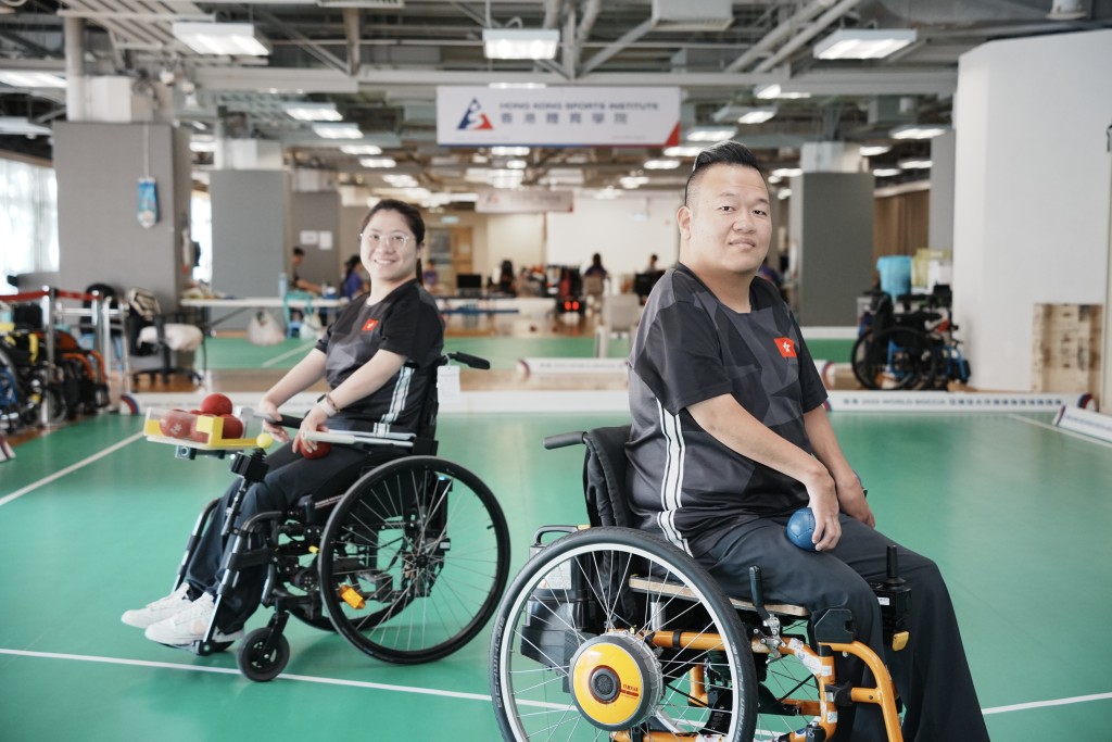 梁育榮及張沅冀市民到啟德體育園為港隊打氣。 梁育榮及張沅冀市民到啟德體育園為港隊打氣。