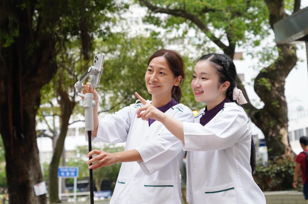 伊院兩名職業治療師自發利用工餘時間製作VR片段及VR眼鏡，至今已為逾20名病人送暖。圖左為楊寶璇，圖右為賴曉慧。