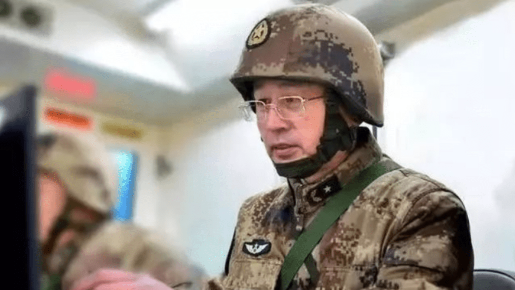 黃銘(見圖)擔任北部戰區司令員,與戰友吳亞男拱衛南北。(微博)