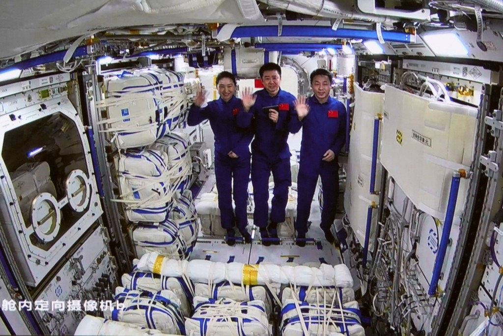 神舟十四号航天员陈冬（中）、刘洋（左）、蔡旭哲进入梦天实验舱。 新华社
