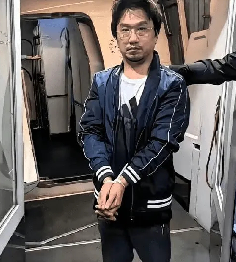 施純芳「隱身」菲國商會當會長,涉綁架謀殺同胞遭遣返福建。 施純芳「隱身」菲國商會當會長,涉綁架謀殺同胞遭遣返福建。