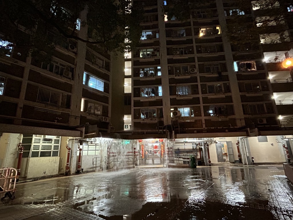 秀茂坪樂華南邨喜華樓發生爆水管。曾志恒攝 秀茂坪樂華南邨喜華樓發生爆水管。曾志恒攝