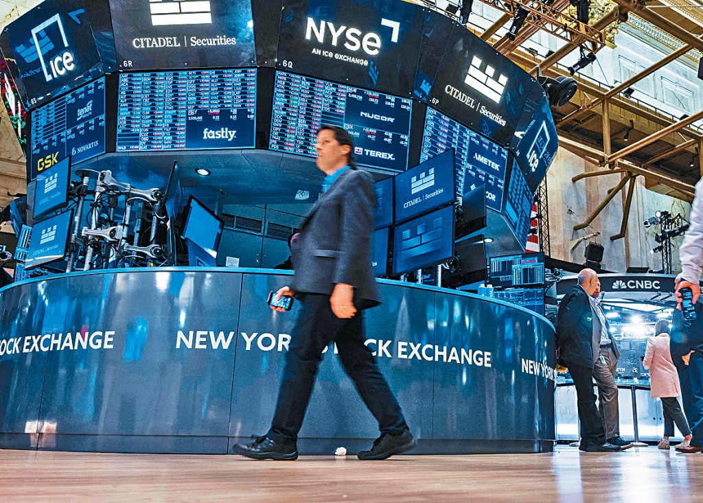 道指周五收跌140點或0.32%，收報44424點。